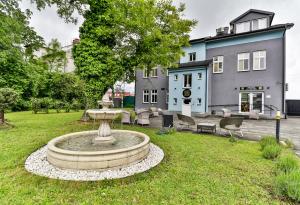 ein Brunnen im Hof eines Hauses in der Unterkunft Padre Boutique Hotel in Ostrava