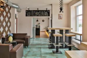 ein Wohnzimmer mit Sofas und einem Tisch in der Unterkunft Padre Boutique Hotel in Ostrava