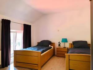 a bedroom with two beds and a window at Ferien- Monteurwohnung in Zülpich in Zülpich