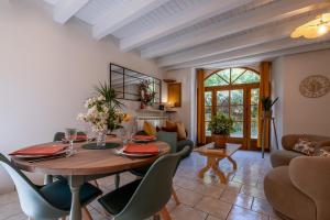 a dining room with a table and chairs at L'ecrin de séraphie in Nojaret
