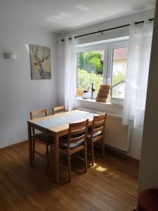 a dining room with a table and chairs and a window at Gästezimmer mit eigenem Eingang in Schwäbisch Hall