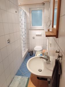 a bathroom with a sink and a toilet at Gästezimmer mit eigenem Eingang in Schwäbisch Hall