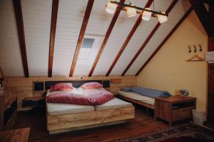 a bedroom with two twin beds in a attic at Gasthaus Fuchsacker in Degersheim