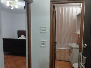 ein Badezimmer mit Toilette und Waschbecken in der Unterkunft Home1 in Fălticeni