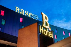 ノヴェンタ・ディ・ピアーヴェにあるBase Hotelの建物の上部にあるホテルの看板