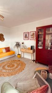 a living room with a bed and a table at Monte do Pópulo in Estremoz