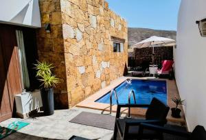a swimming pool in the middle of a building at Villa Majada Del Aceitun in Gran Tarajal
