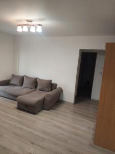ein Wohnzimmer mit einer Couch in einem Zimmer in der Unterkunft Home2 in Fălticeni