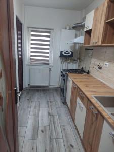 eine Küche mit Holzboden und einer Arbeitsplatte in der Unterkunft Home2 in Fălticeni