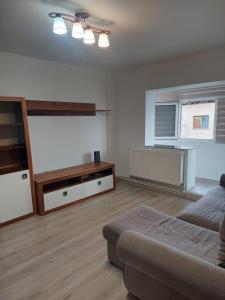 ein Wohnzimmer mit Sofa und Fernseher in der Unterkunft Home2 in Fălticeni