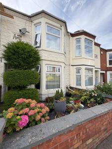 ein Haus mit Blumen im Vorgarten in der Unterkunft Murray Road in Rugby