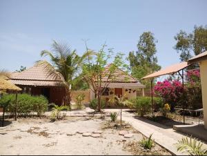 a house with a garden in front of it at FARAFINA KEUR DAMEL Toubakouta in Toubakouta