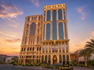 a large building with a clock on the side of it at هندباء Hindibaa in Mecca
