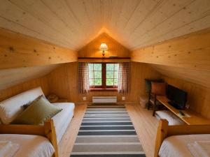 a room with a couch and a tv in a room at Spacious cabin with beautiful Geilo views in Geilo