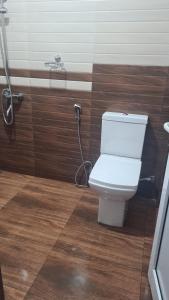 a bathroom with a toilet with a hose at Ramboda Rest in Nuwara Eliya