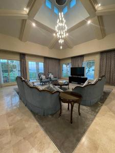 a large living room with a large couch and a table at منتجع موفون بيتش in Al Khobar