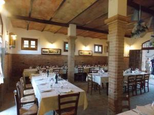 En restaurant eller et spisested på Agriturismo I Bosconi