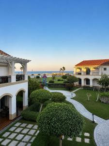 an aerial view of a resort with a garden at منتجع موفون بيتش in Al Khobar