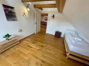 a bedroom with a bed and a wooden floor at Belmonte in Sulzbach-Rosenberg