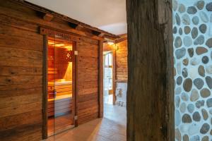 eine Holztür in einem Raum mit einer Steinwand in der Unterkunft Agritur Golden Pause in Ton + 48 Fotos