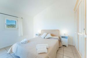 a bedroom with a bed with two towels on it at Chic Residence Ea Bianca 1 Bed Apartment sleeps 4 in Cala Bitta