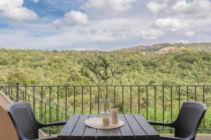 a table and chairs on a balcony with a view at Chic Residence Ea Bianca 1 Bed Apartment sleeps 4 in Cala Bitta