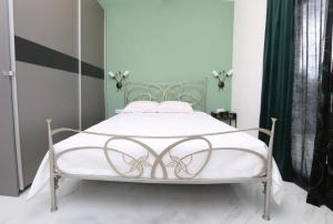 a bedroom with a bed with a white mattress at VenisHome 1 in Chaïdeftón
