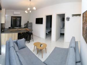 a living room with a couch and a table at VenisHome 1 in Chaïdeftón