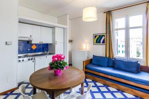 a living room with a blue couch and a table at Residence Villa Chiara in Loano