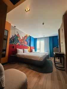ein Schlafzimmer mit zwei Betten und einem Gemälde an der Wand in der Unterkunft Axis Hotel in Cimenli + 55 Fotos