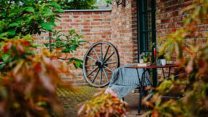 a brick wall with a table and aokedoked wheel at KASTANIENHOF I in Burg