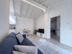 a living room with a blue couch and a table at Sweet & Home in Azzano San Paolo