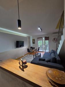 ein Wohnzimmer mit Sofa und Tisch in der Unterkunft SaDa Centar in Apatin