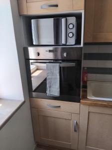 a kitchen with an oven with a microwave at Gîte Le 500 in Mayres
