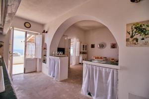 a kitchen with an archway in a house at Casa Alloro - Rinella in Leni