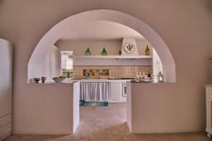 an archway in a kitchen with white cabinets at Casa Alloro - Rinella in Leni