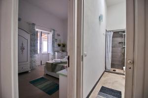 a bathroom with a sink and a shower in a room at Casa Alloro - Rinella in Leni