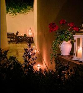 a hallway with vases and flowers in a room at Casa vacanza La Dimora in San Pancrazio Salentino