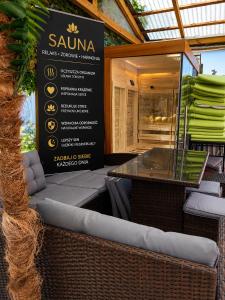 Atlantic aqua resort في خووبي: مطعم به طاولة وكراسي ولافتة