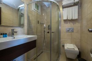 ein Badezimmer mit Dusche, Toilette und Waschbecken in der Unterkunft Sunshine Holiday Resort in Oludeniz + 74 Fotos