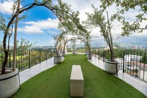 a view from the top of a building with a bench at Apartamento Moderno z 10-Jacuzzi-Lavandería-AC-Gym-GuatemalaCity in Lo de Contreras