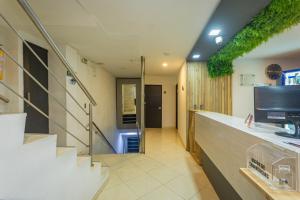 a room with a hallway with stairs and a tv at Hotel Los Angeles Bello in Bello
