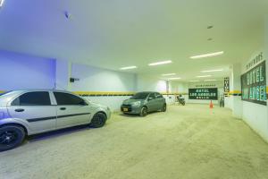 two cars are parked in a parking garage at Hotel Los Angeles Bello in Bello