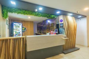 a restaurant with a counter with plants on the wall at Hotel Los Angeles Bello in Bello