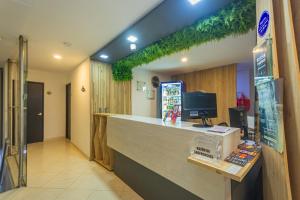 a fast food restaurant with a cash counter in a room at Hotel Los Angeles Bello in Bello