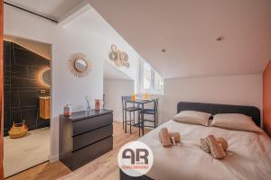 a bedroom with a large bed and a bathroom at La Casa Marrakech - Superbe studio rénové - 2 pers in Fontaine
