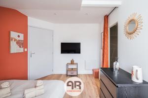 a bedroom with a bed and a tv on a wall at La Casa Marrakech - Superbe studio rénové - 2 pers in Fontaine