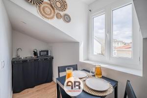 a small kitchen with a table and a window at La Casa Marrakech - Superbe studio rénové - 2 pers in Fontaine