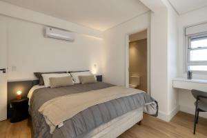 a bedroom with a large bed and a window at Luggo Inter Residence - Região Central BH in Belo Horizonte +22 photos