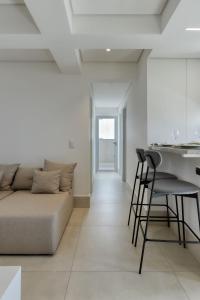 a living room with a couch and a table at Luggo Inter Residence - Região Central BH in Belo Horizonte